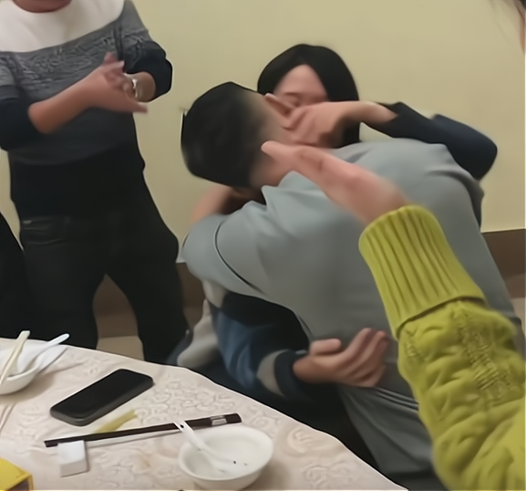 实拍:同学聚会场面,不忍直视极度"辣眼",你还敢让老婆去吗?