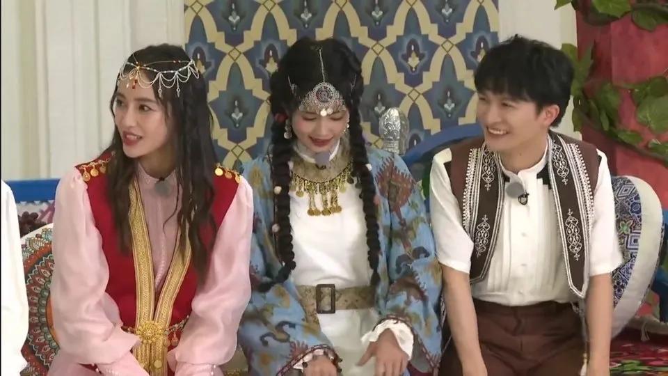 综艺《奔跑吧》直播截图中的baby小姐姐和新疆路透哦