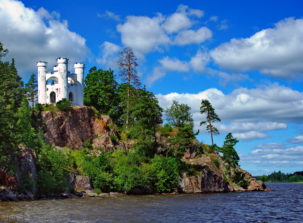 岛上住着原始部落桑提内尔人.他们对外来文明永远保持敌对.