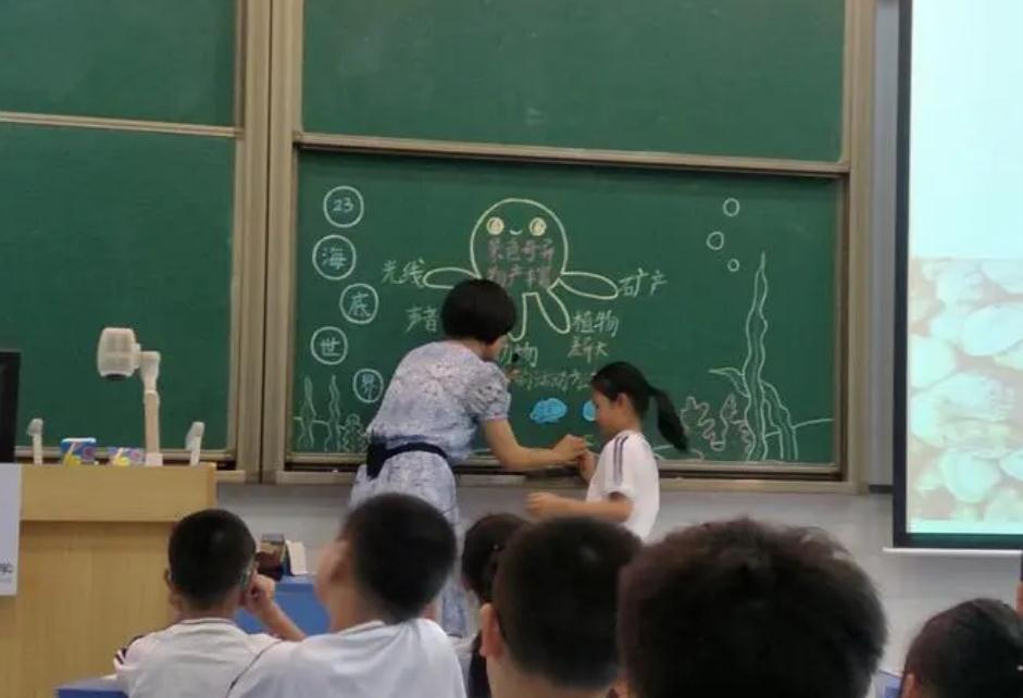 班主任结婚，家长群为“份子钱”吵起来了，每人600元还嫌少？