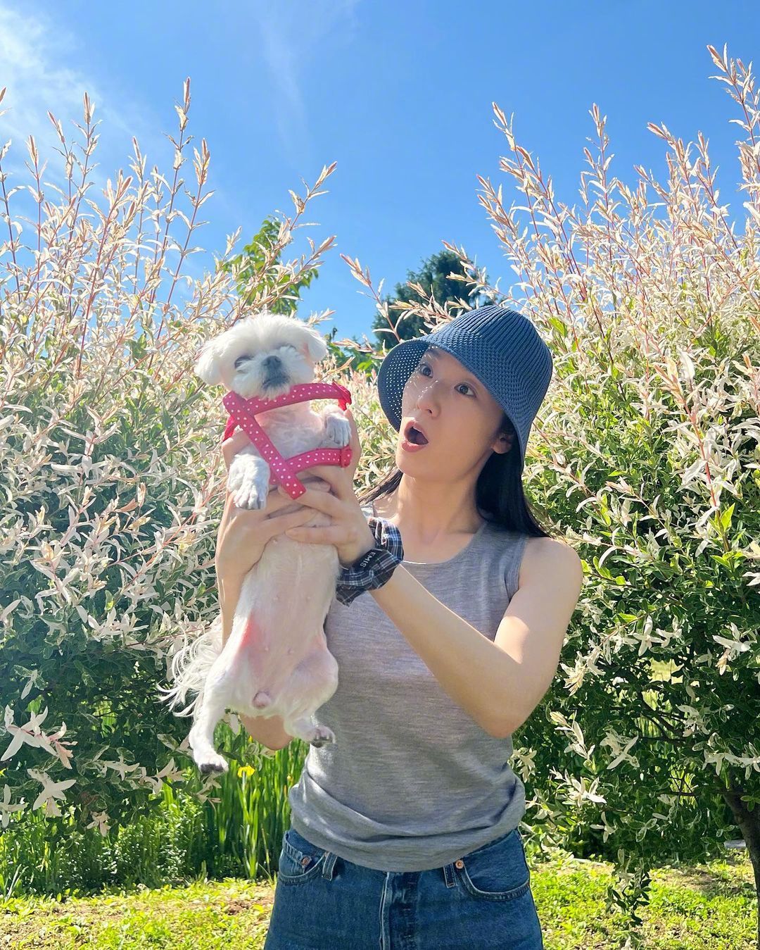 郑秀晶晒近况素颜也毫无屈辱的颜值修长白皙的手臂有肌肉