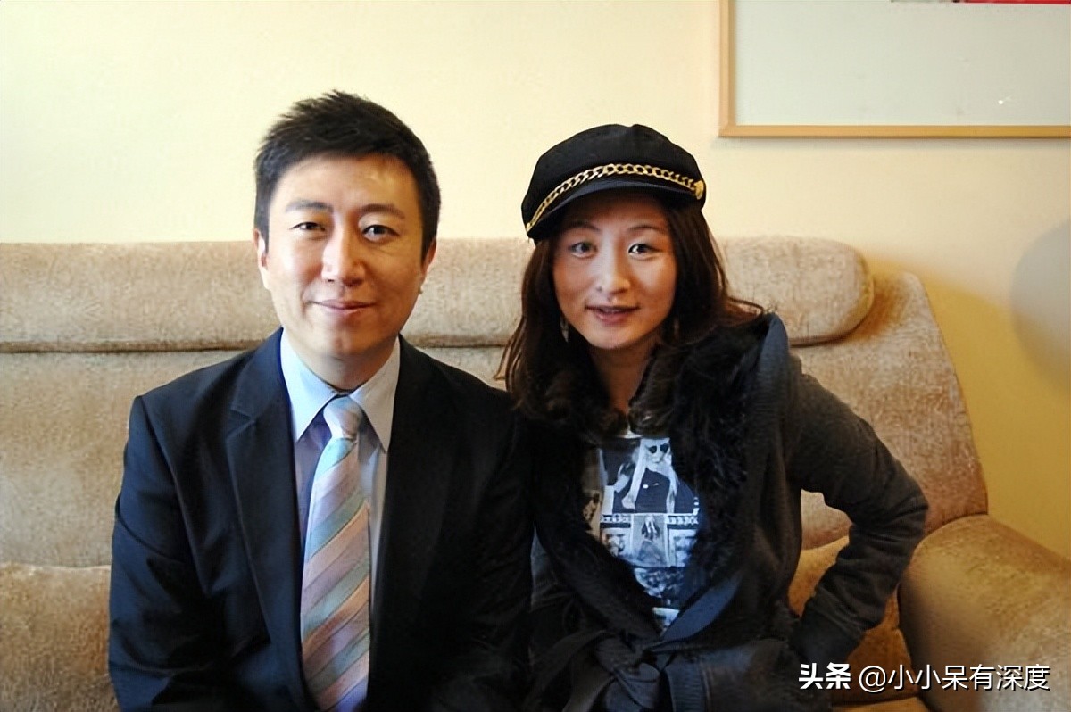 据传,陈伟鸿的妻子朱莉是老家厦门电视台的主人,和我丈夫一起走.