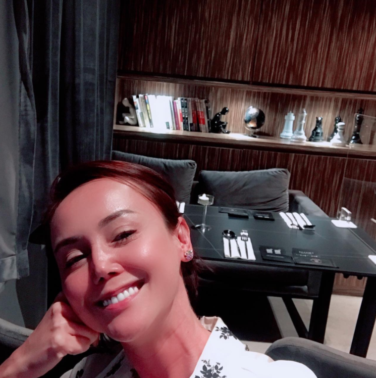 过气女明星窘况：街头卖唱、破产、卑微求工作，风光不再