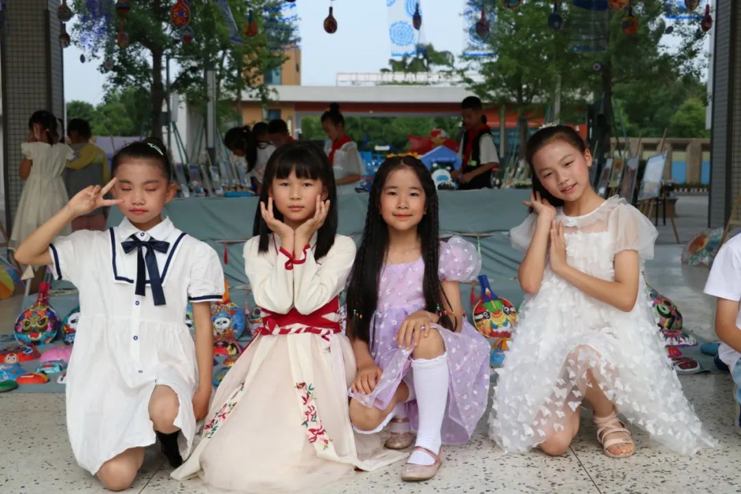 连接梦想，缤纷童年｜双流区实验小学外国语学校举行美术社团展览