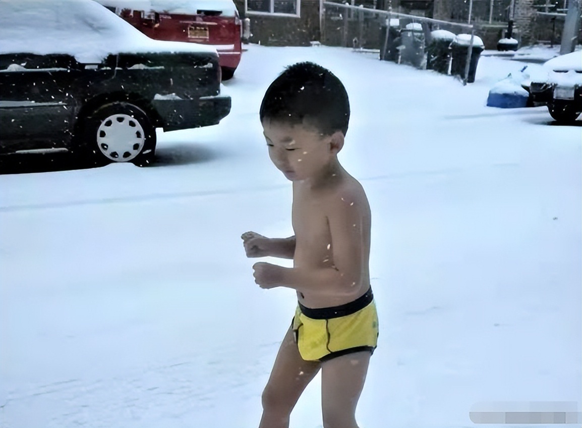10年前,被父亲逼零下13度裸跑的4岁小男孩,如今他有什么成就?