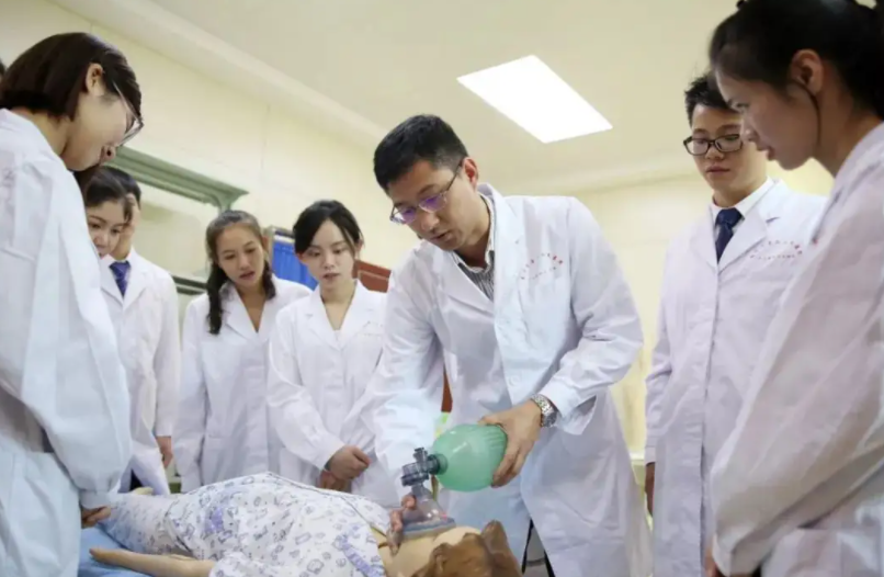 医学专业前景排名曝光，榜首与你想的可能不一样，临床医学仅第8