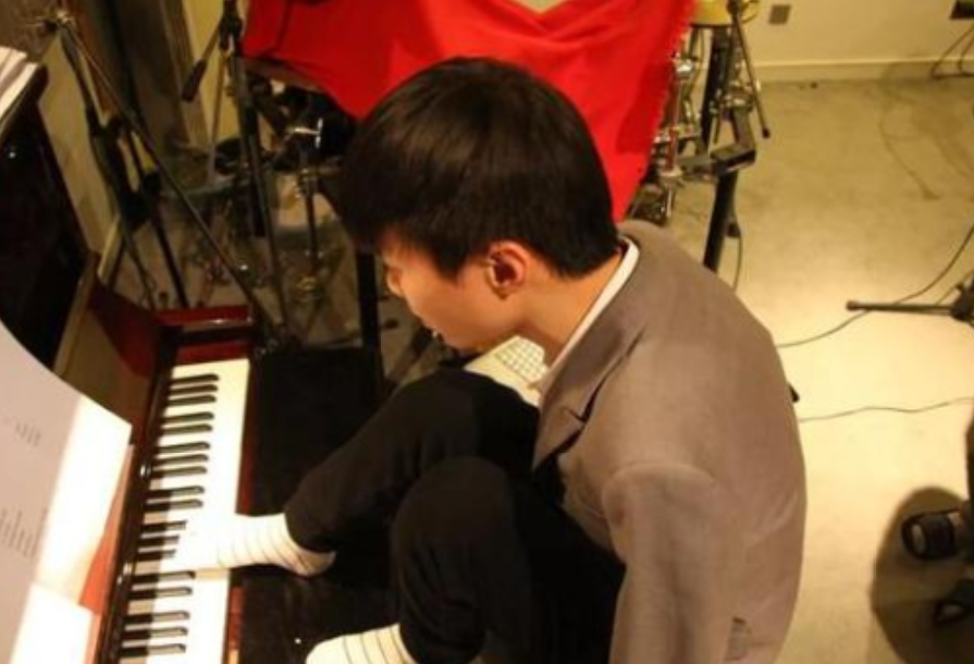 2008年，北京一无臂小伙用双脚弹钢琴火爆全网，成名后却选择退隐