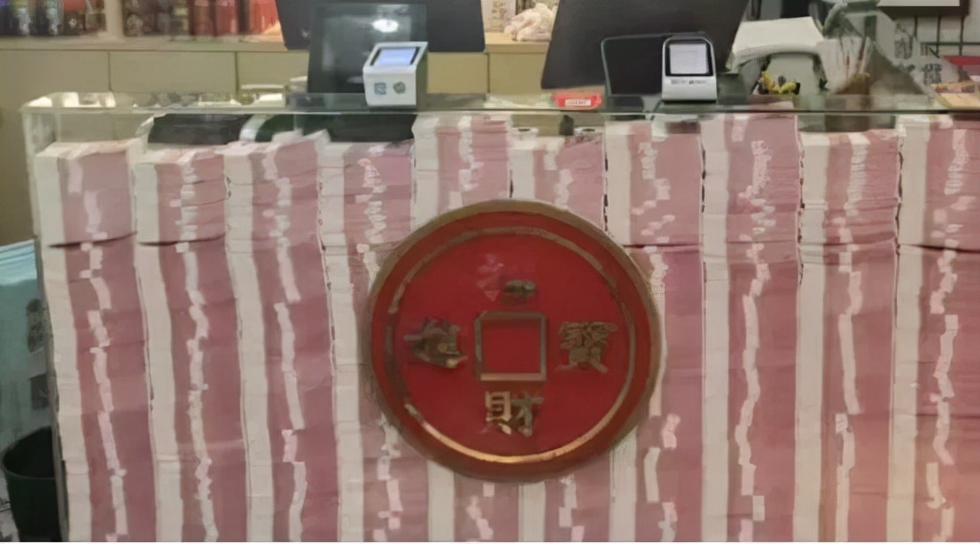 餐厅摆1400万现金，玻璃都是防弹的？真相曝光【三分钟法治新闻全知道】