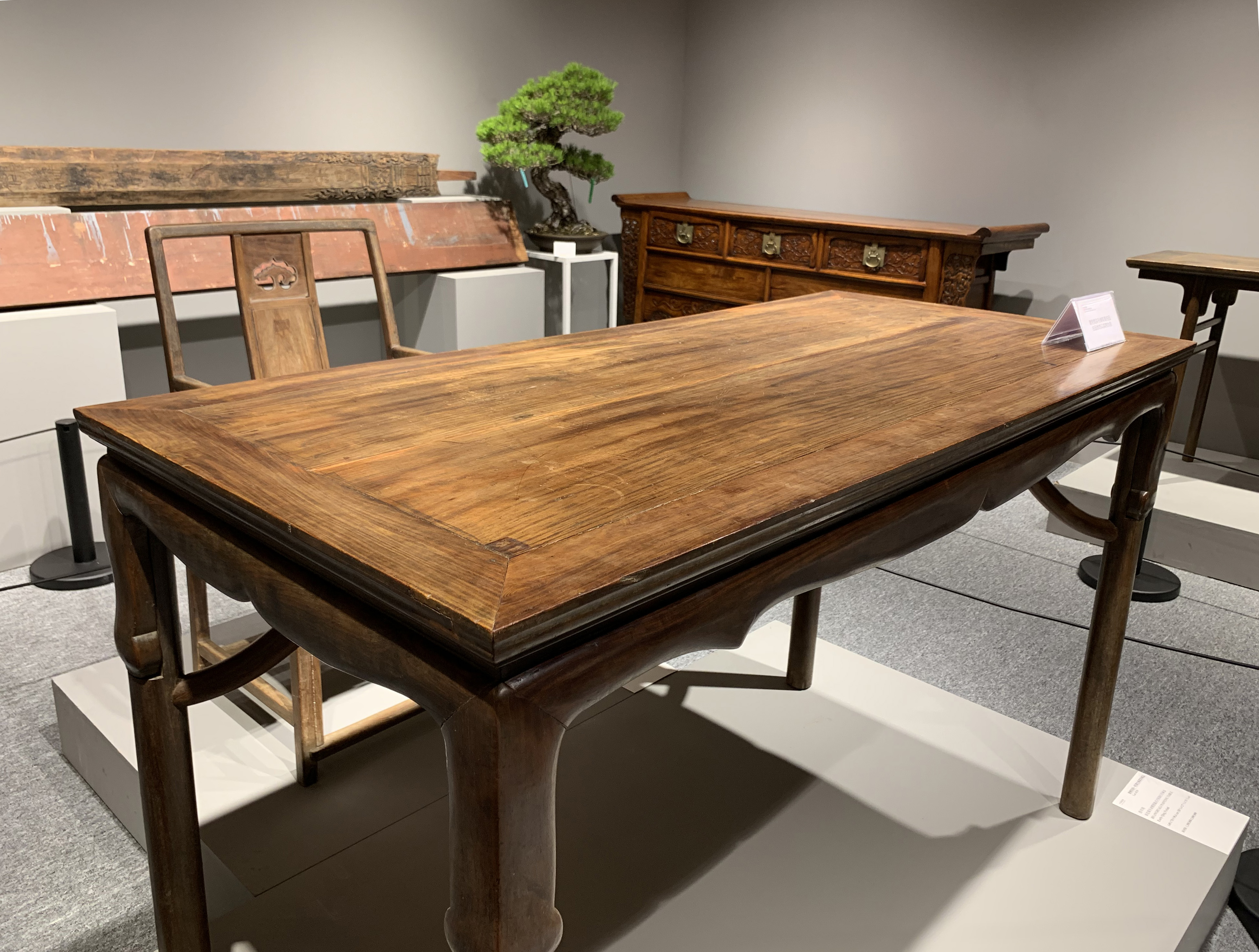 灵芝纹霸王枨方桌流拍，近年来黄花梨展腿桌一览