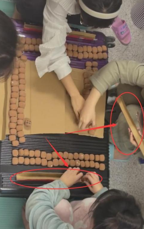 西安高校封校后，女大学生突发奇想自制麻将，网友：幺鸡是精髓