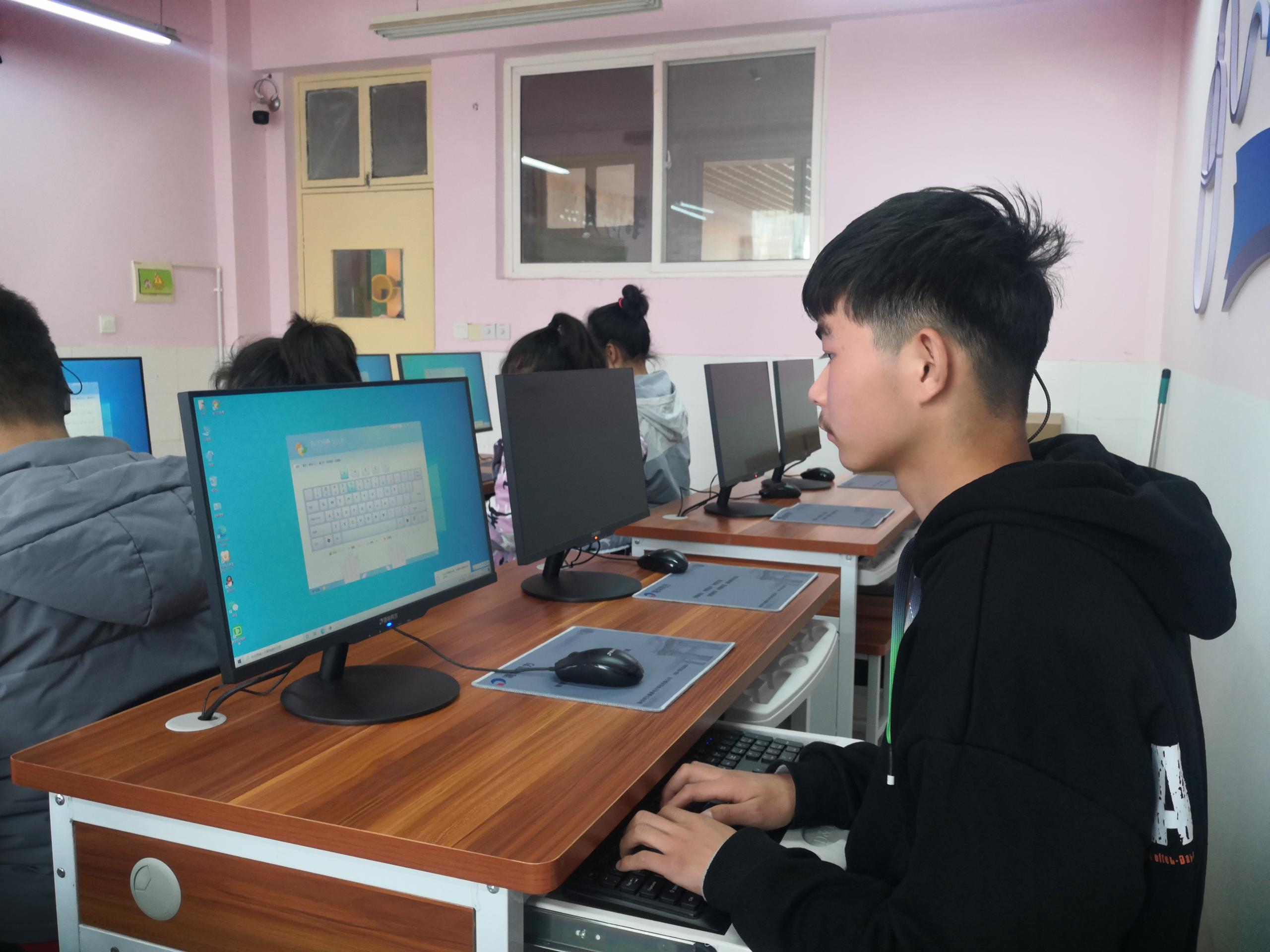 网络连接世界信息沟通心灵渭南市特殊教育学校计算机教室开课啦