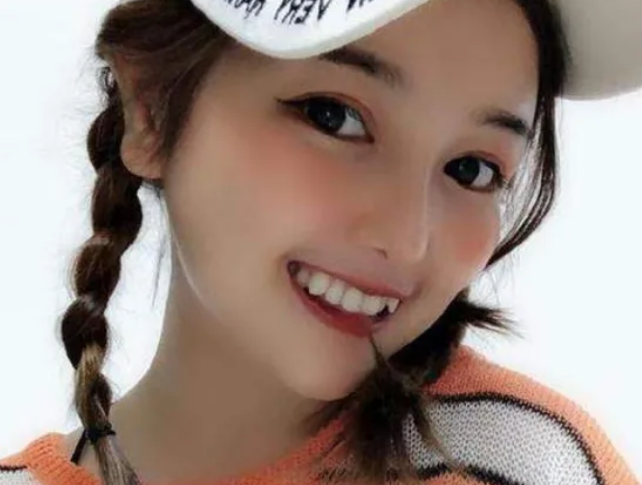 "最美袖珍人"黄韵伊,1米35酷似女明星,年入百万仍然单身