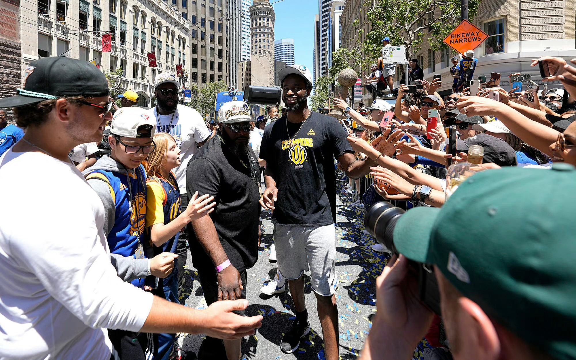 有哪些nba球星代言国产鞋(全美直播！维金斯一身匹克 汤普森良心代言人 国产两大品牌赚翻了)