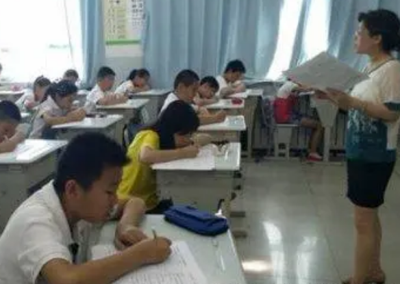 小学生考试钢笔漏水弄污试卷，望老师“手下留情”，老师却很为难