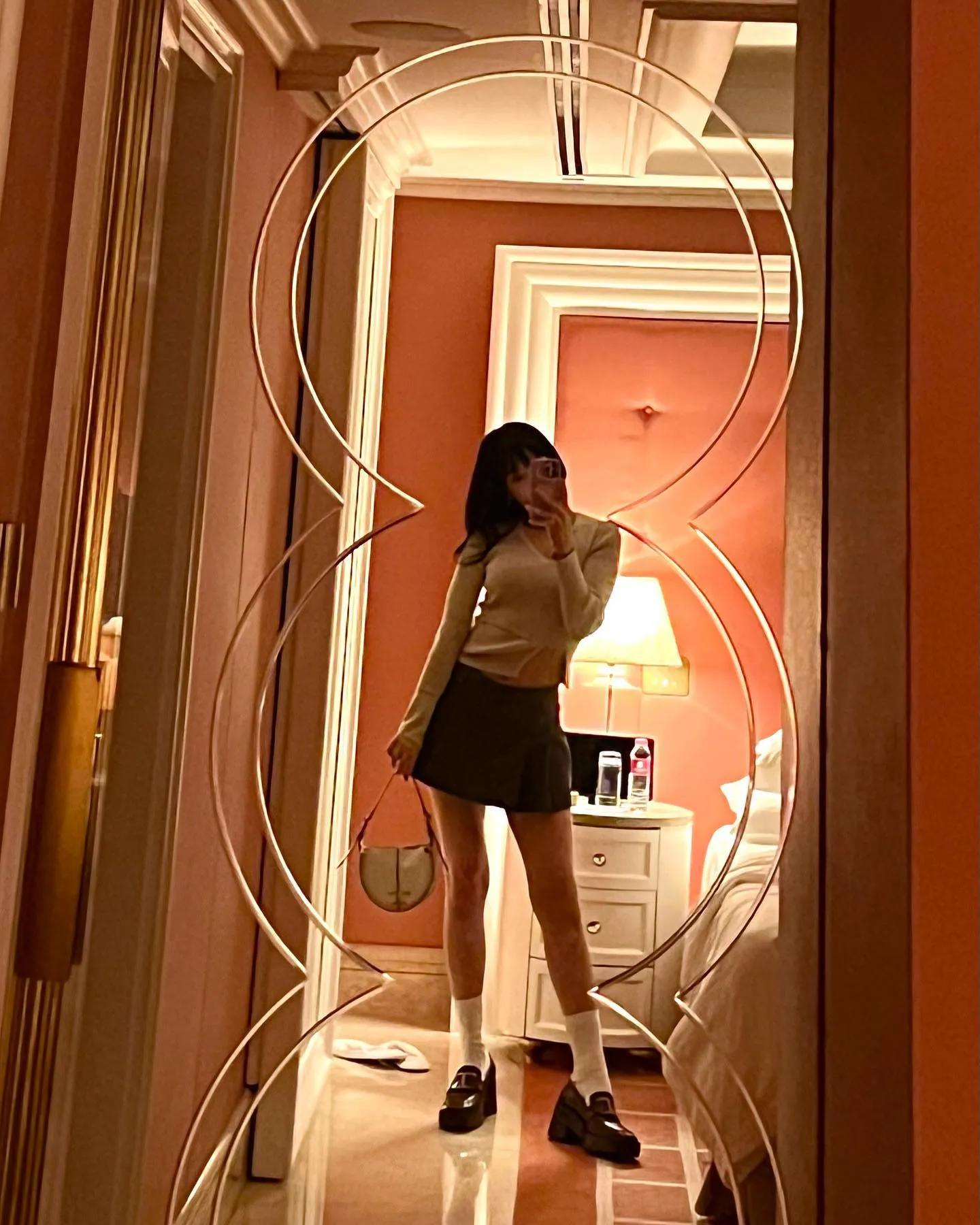 Red Velvet朴秀荣晒酒店私照，166公分苗条身材，秀出筷子腿蚂蚁腰