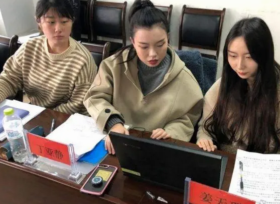 高考800多分的状元，如今流浪街头，与90后县长就读同一所学校