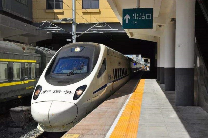 电风扇怎样放最凉快？外国物理老师巧用伯努利定律，演示正确用法