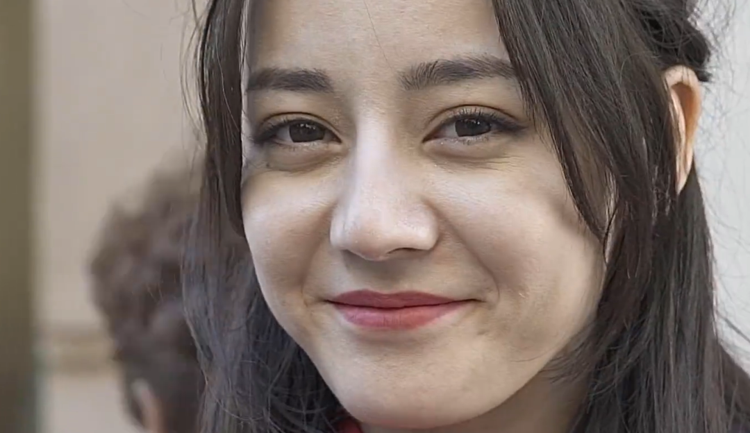 热巴新造型秀性感,工作室着急出图翻车,皮肤粗糙嘴巴起皮都没修