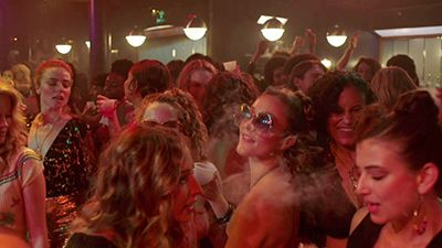 10岁被逼阅遍成人片，参加迷乱派对！美国千金童年惊掉网友下巴