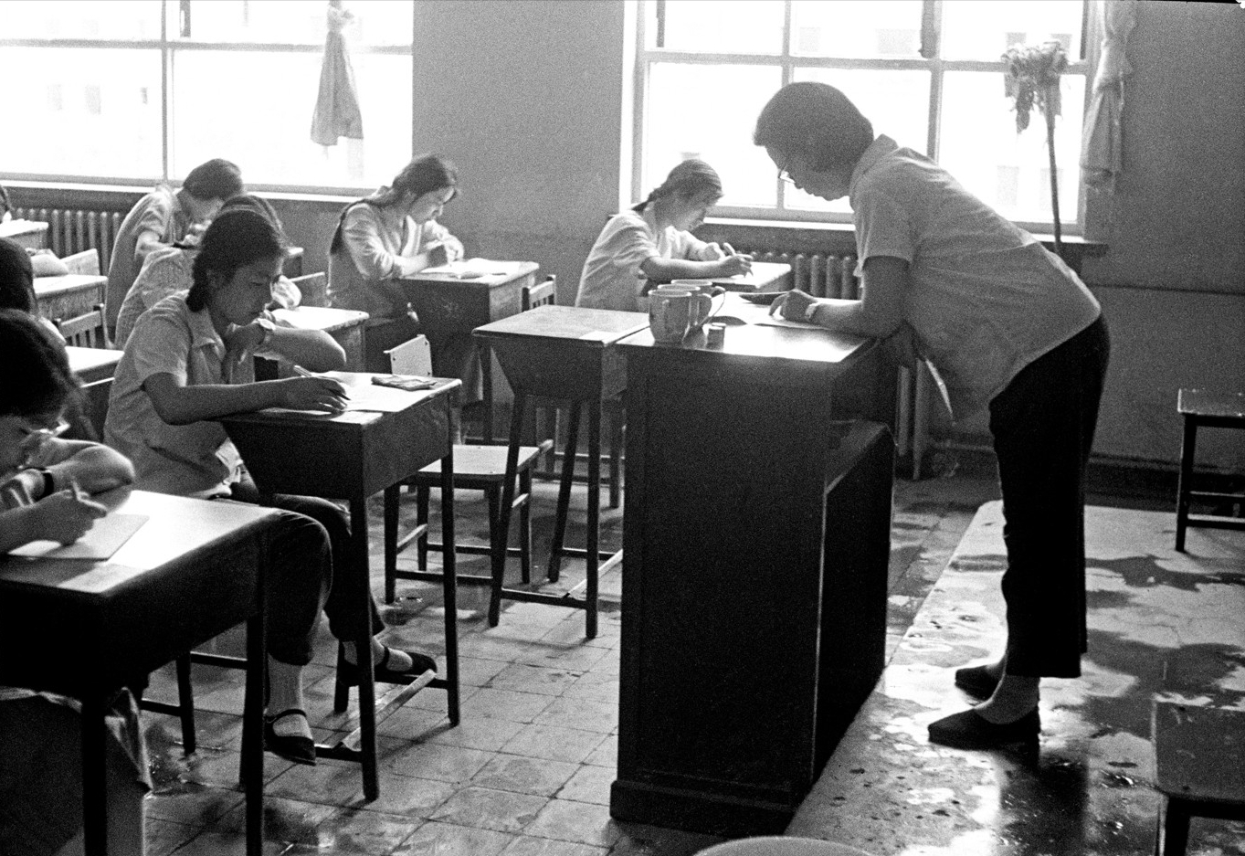 内蒙古教师张秀荣：花半月工资给贫困生买鞋，26年后学生买房报恩