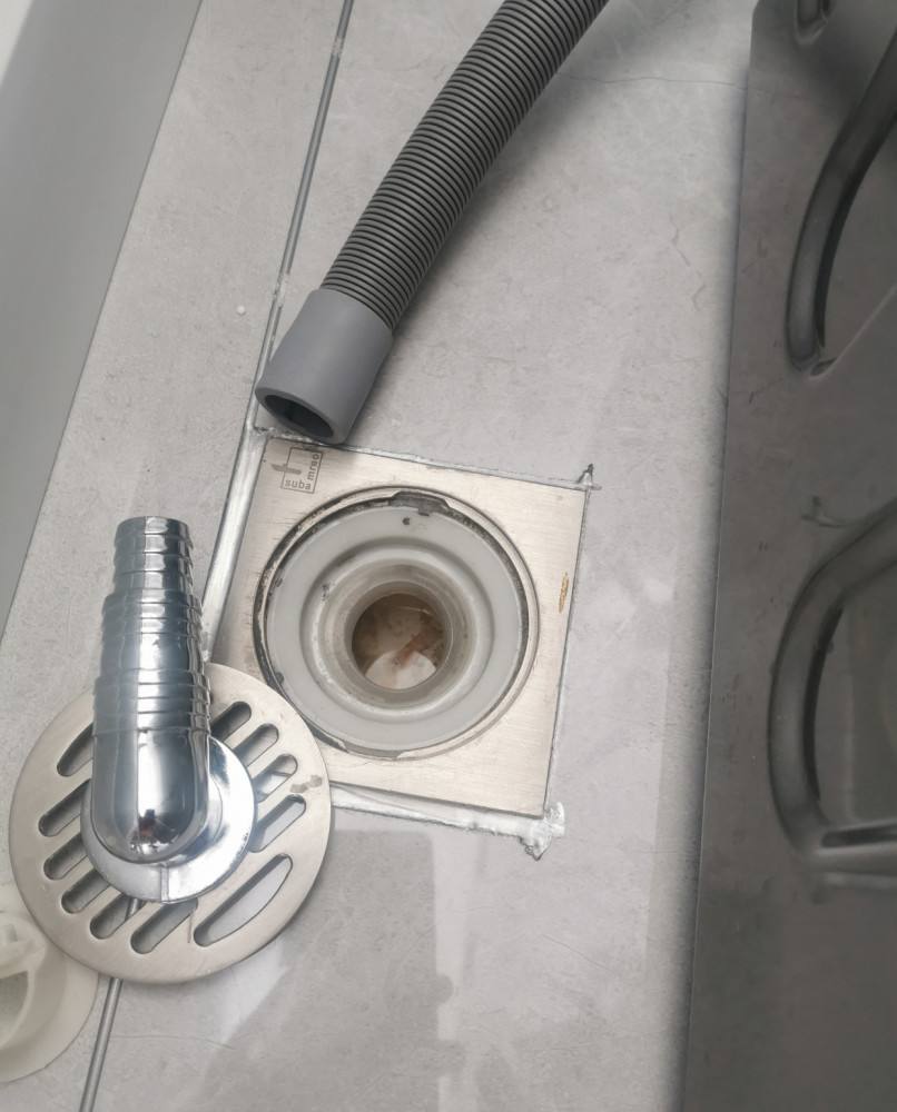 但这样做有一个风险,就是洗衣机排水管会从地漏里掉出来