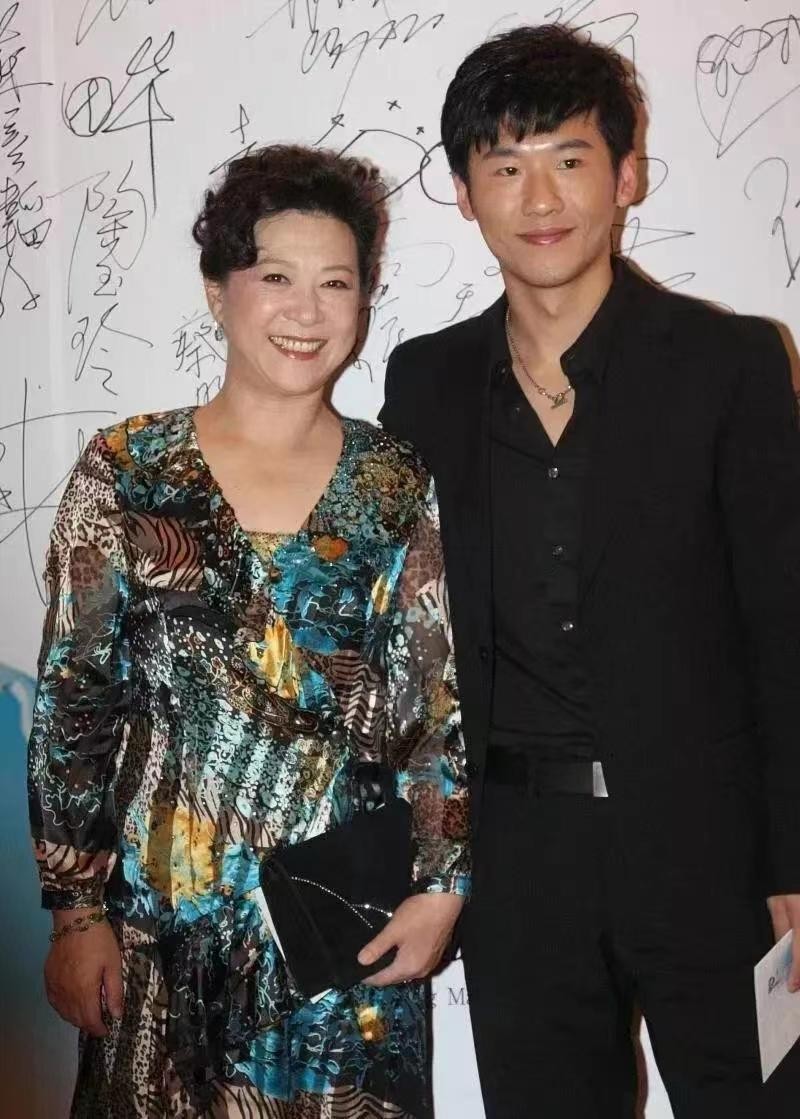 王馥荔儿子长相太路人,母子罕见同框,72岁的她穿雪纺裙也很阔气