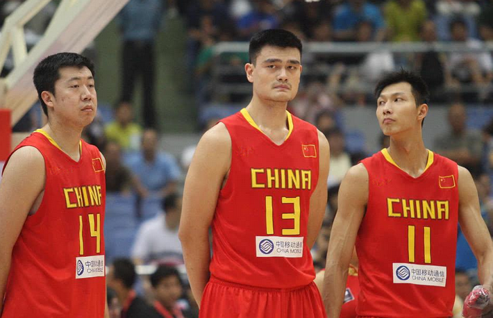 王治郅为什么从nba(八一名宿王治郅：姚明易建联“中间人”，首位登陆NBA中国球员)