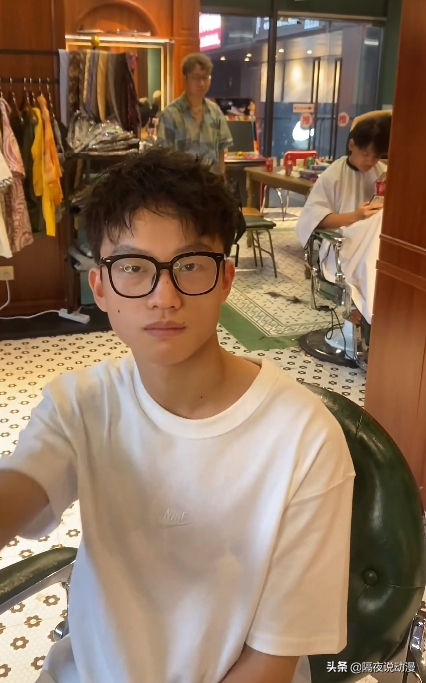 他被誉为最强理发师！一个月涨粉200万的山城小栗旬，有何背景？