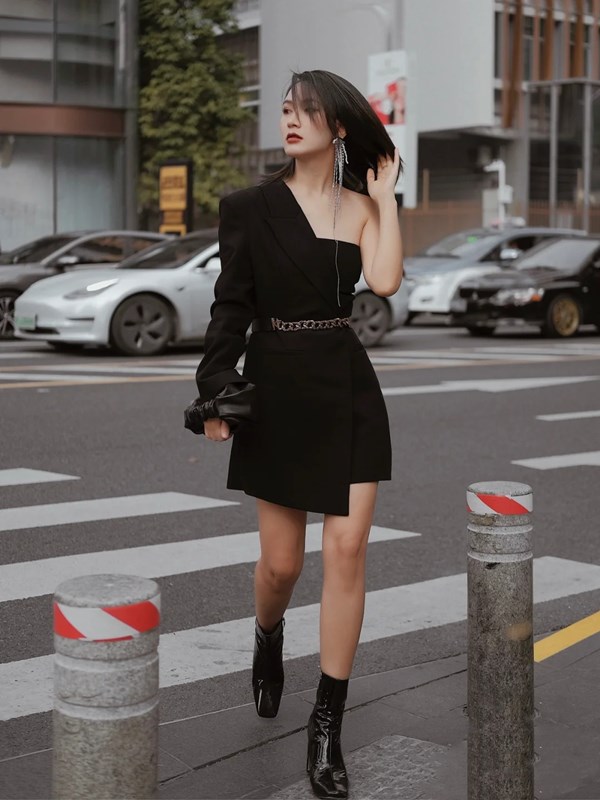 正儿八经的衣服没人穿了吗？“不对称的裙子”怎么这么流行