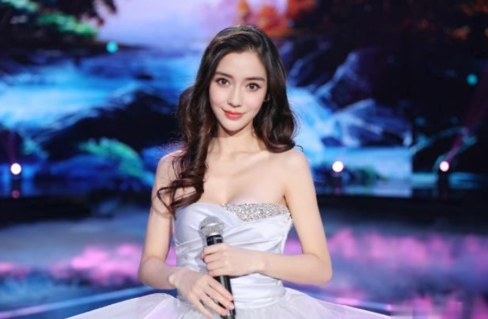 “十八线嫩模”杨颖:7年婚姻落幕,她终于不用再装了