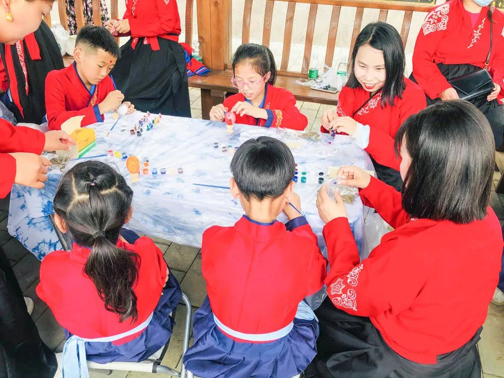 金桥小学参加“非遗传播周·青青艾草香悠悠故里情”主题活动