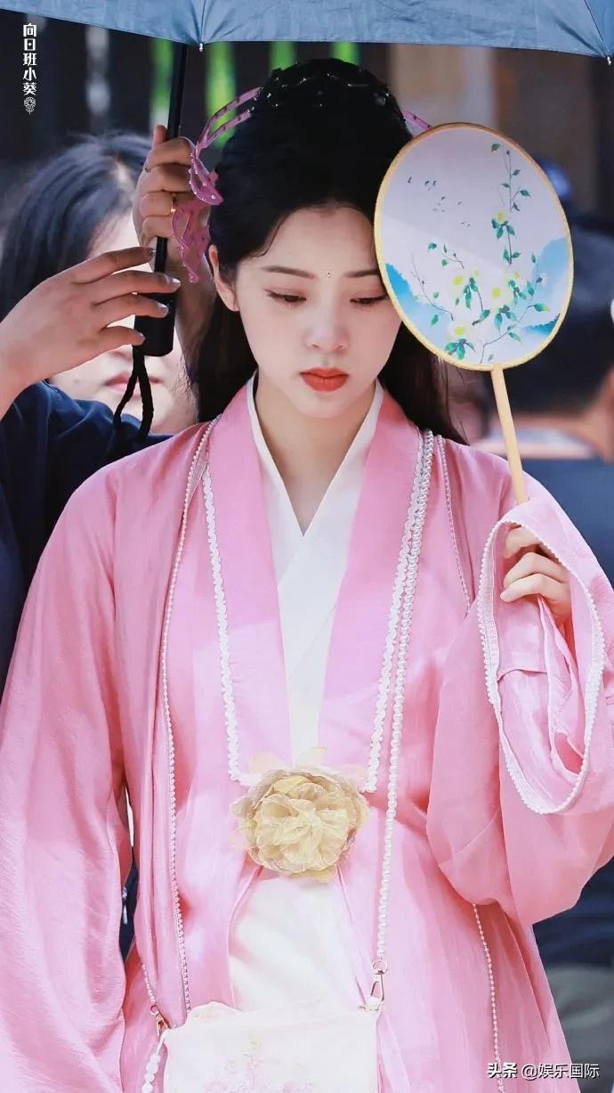 Baby节目中扮郭芙蓉 欧阳娜娜cos周芷若