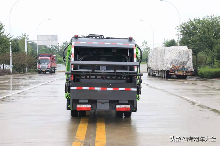 3.5方东风小型压缩垃圾车 可进地下车库