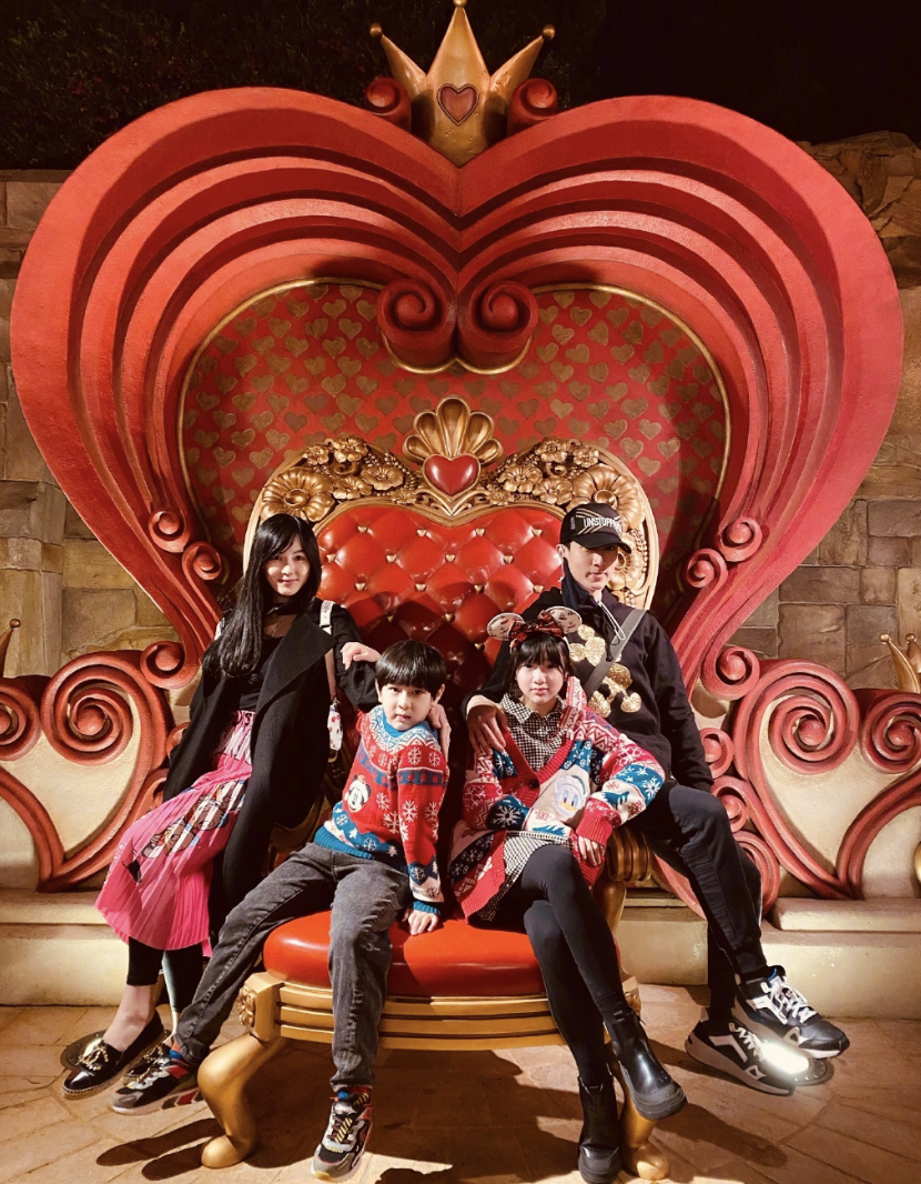 吴尊圣诞节打卡迪士尼，和妻子浪漫亲吻，NeiNei身高快赶上妈妈