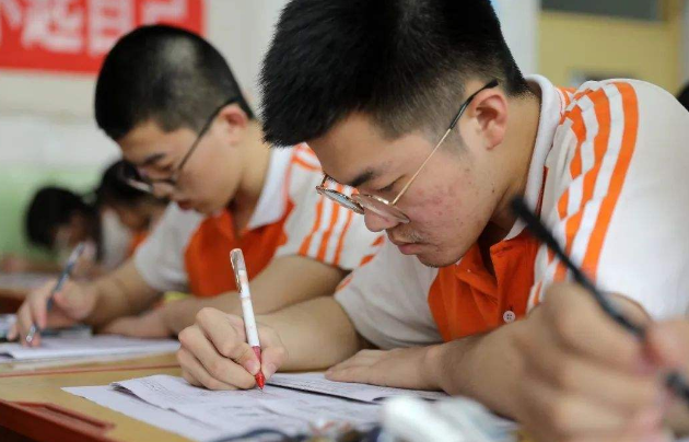 为啥高考涂卡非得用2B铅笔？来看扫描之后的效果，考生恍然大悟