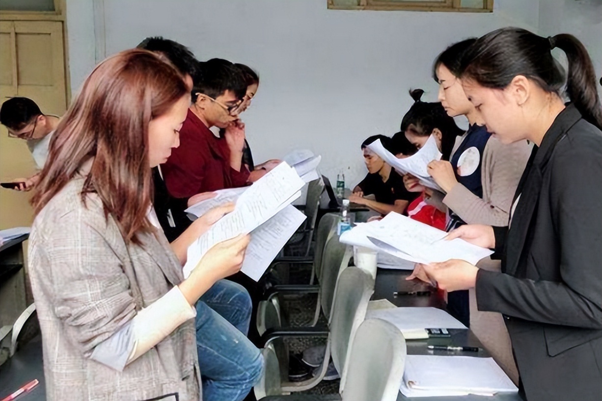 公务员调整薪资后，教师们的收入也会受到牵连？教师：会降薪吗？