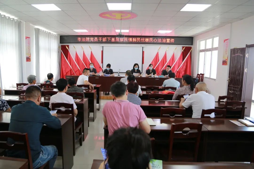 【下基层察民情解民忧暖民心】荆州中院组织干警到天鹅村开展法治宣传