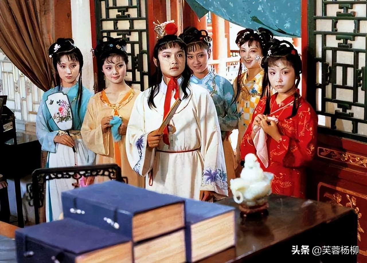 王扶林说，我们的服装是很靓的，特别是王熙凤那套，简直太漂亮了