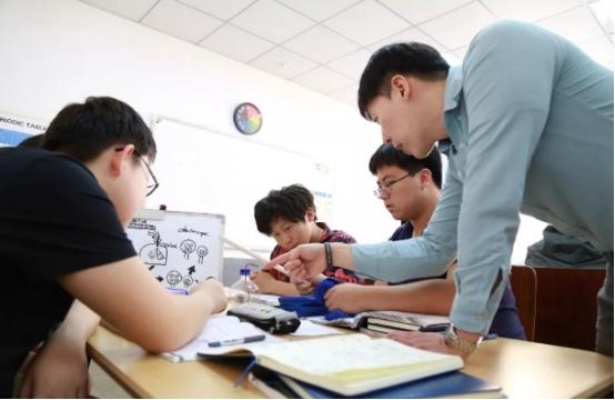 清华大学生“炫富照”走红，看了她的背包，才知道什么叫真富有