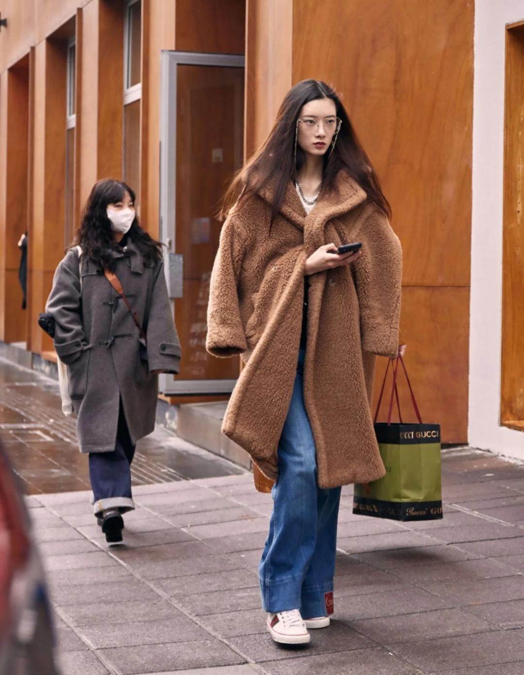 上海的女人都这么贵气吗？穿加绒的外套温柔还大方，特别的时髦