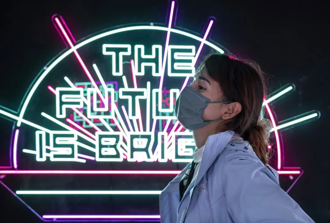 第一批元宇宙游戏玩家,靠炒房暴富了