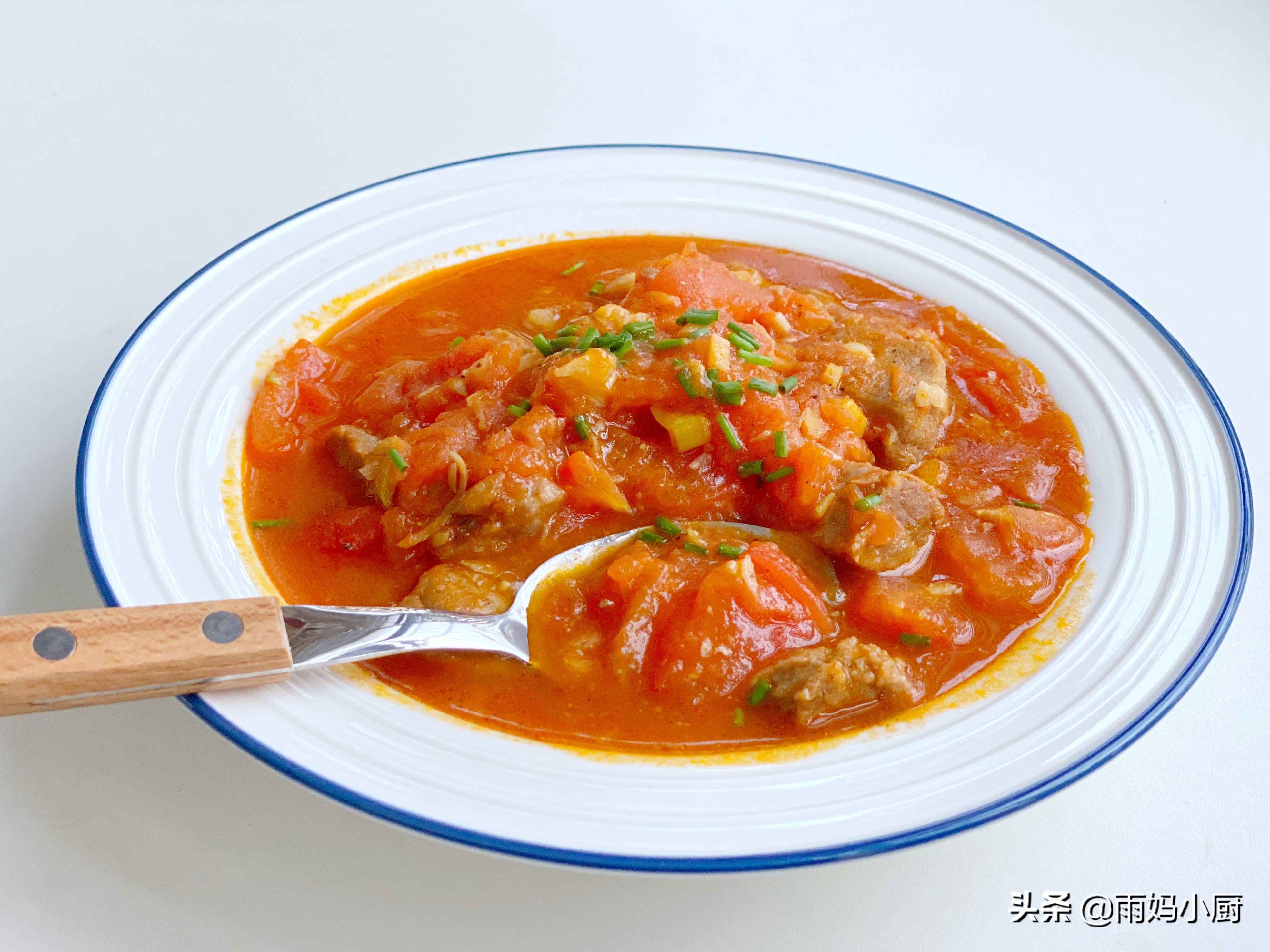 西红柿炖牛肉怎么做才能软烂又好吃？教你经典家常做法，营养美味