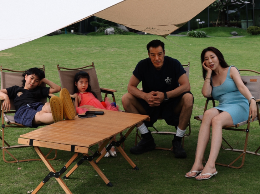 51岁海一天晒全家福，手臂粗壮全肌肉，娇妻衣着清凉身材出挑