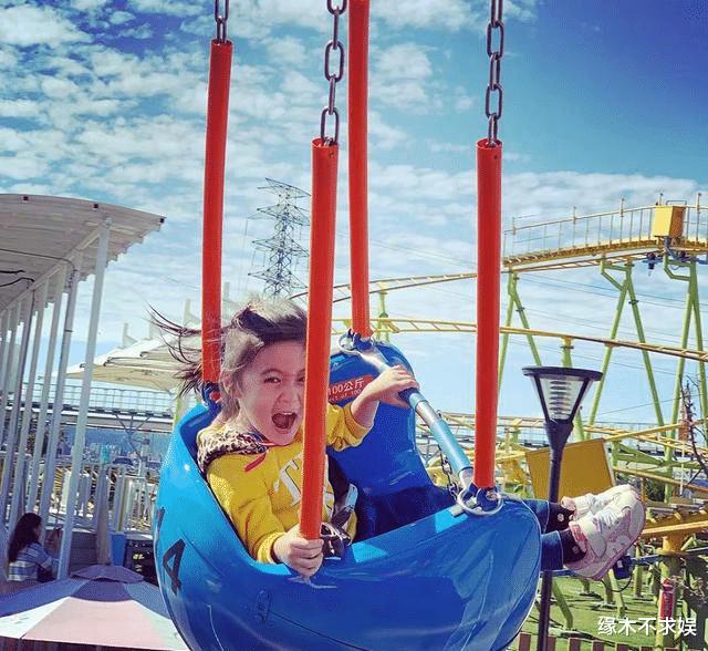 修杰楷掌镜为俩女儿拍照，呆萌波妞惹人爱，7岁咘咘是真漂亮