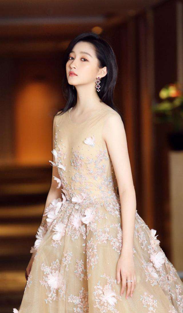 很奇怪晓彤不管什么类照片，看到她始终感觉还是“国民闺女”