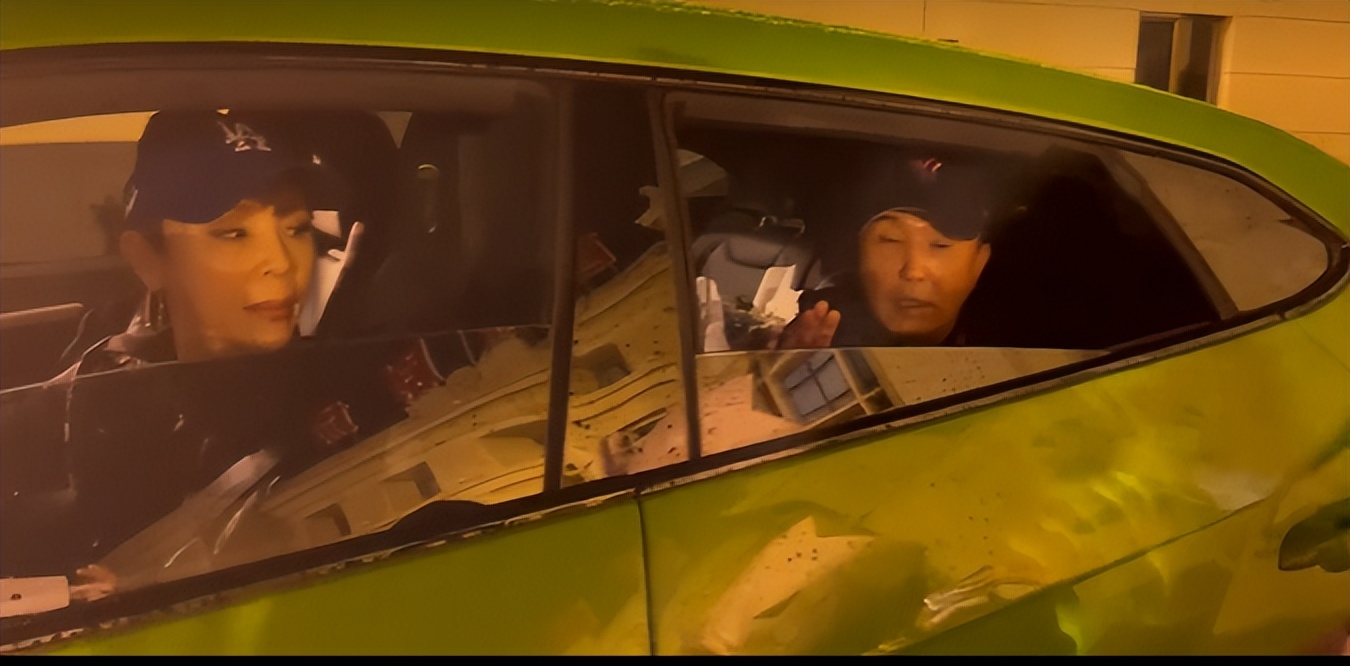 老戏骨吴刚坐兰博基尼下班被网友吐槽“膨胀了”