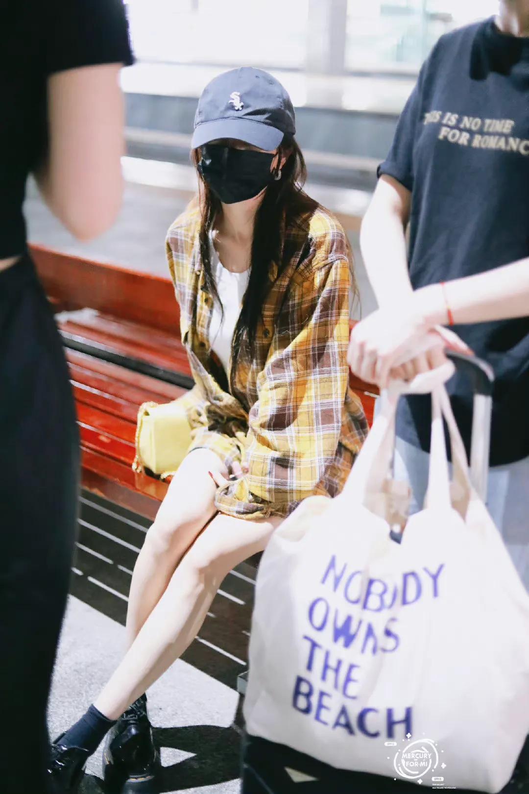 杨幂最新机场饭拍，格子衫加健身裤，下衣失踪露出大长腿又美又飒