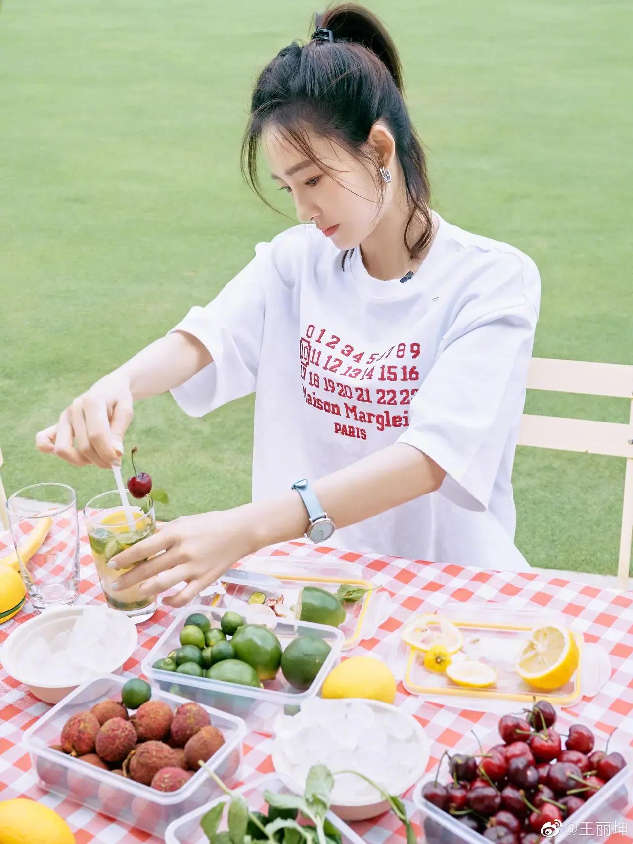 女明星家居风随拍，慵懒惬意，自在随性，素颜出镜超绝绝子