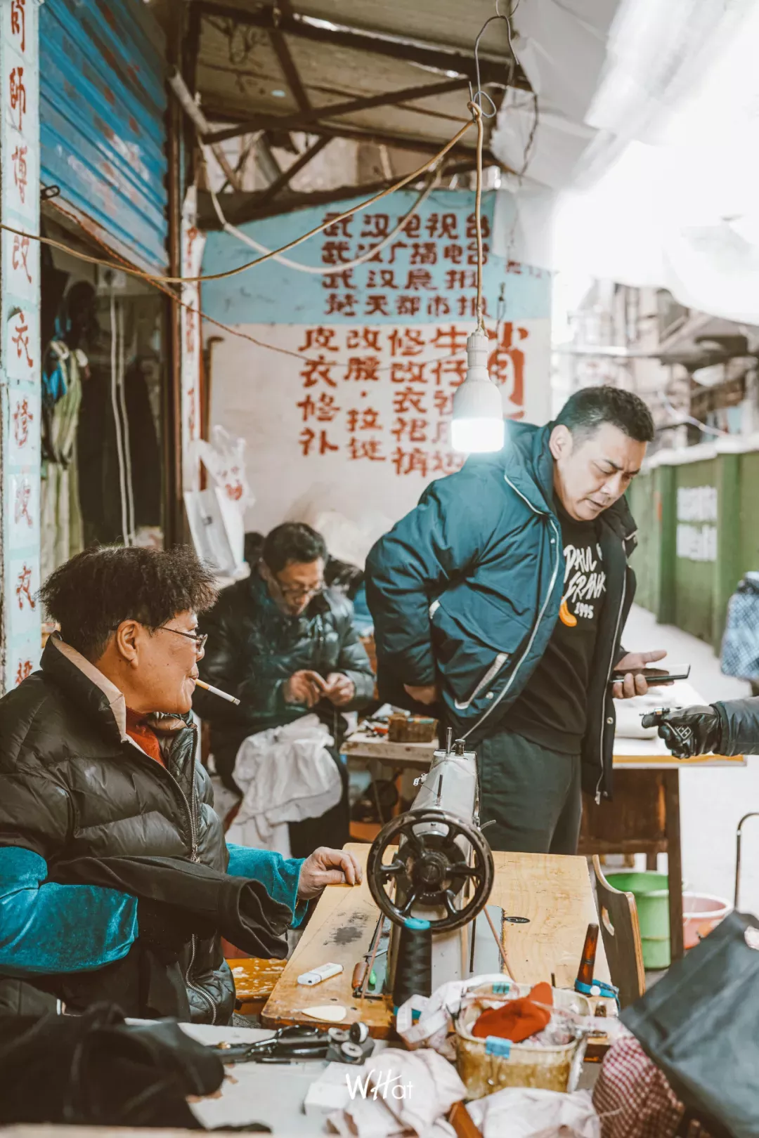 在武汉最繁华热闹的地段背后，有一条古老狭窄的小巷