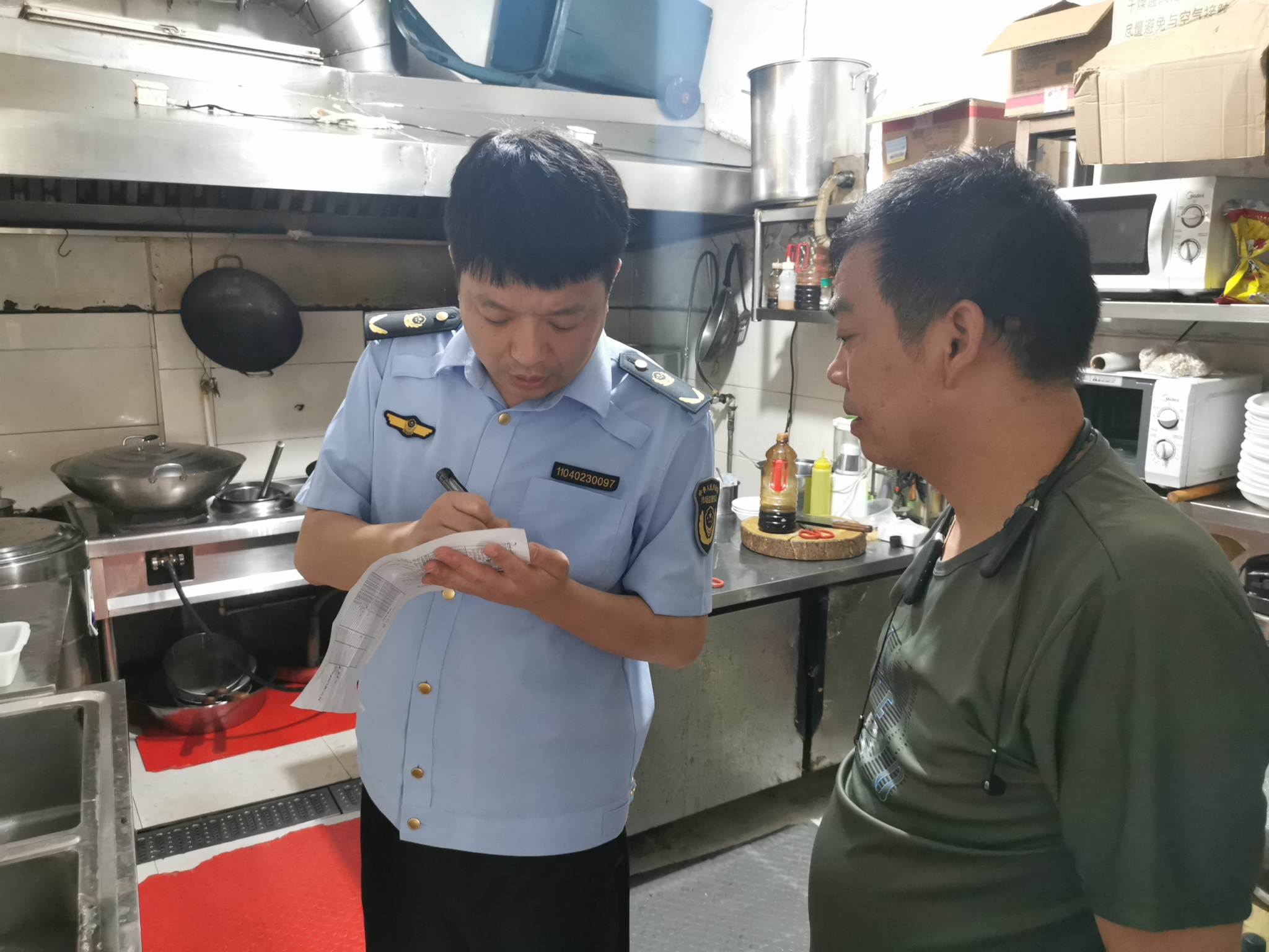 后厨“晒”在阳光下 市民吃上“安心”外卖